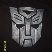 Logo de Autobots pintado en una camiseta
