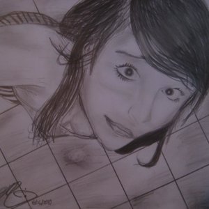 chica mirando al lente