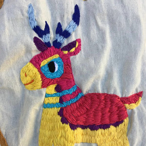 Viva piñata camino de mesa estilo tenango